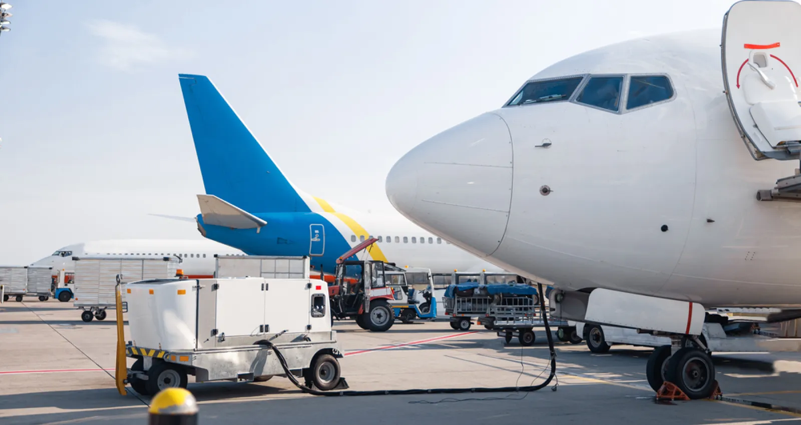 Foto de la parte delantera de un avión estacionado con otros de fondo
