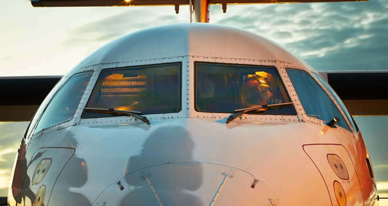 Foto de la parte frontal de un avión