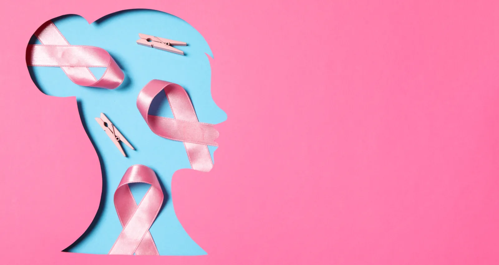 Foto de la silueta de una mujer sobre un fondo rosado