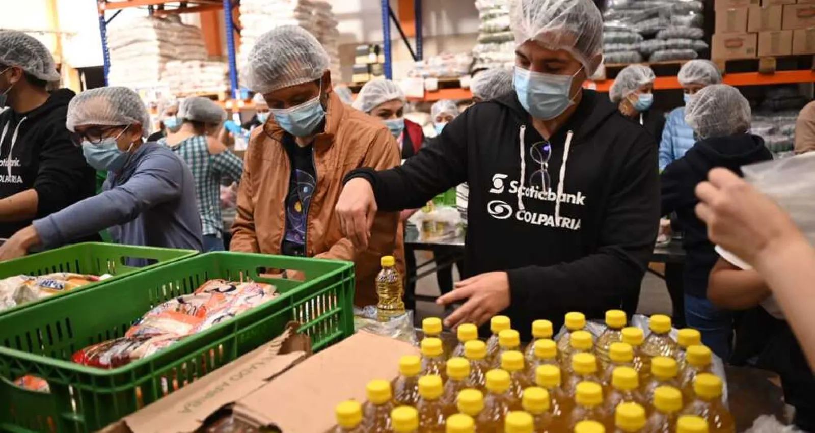Foto de personas depositando productos en cajas