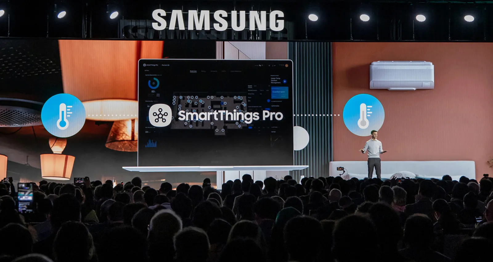 Foto de personas exponiendo sobre Samsung