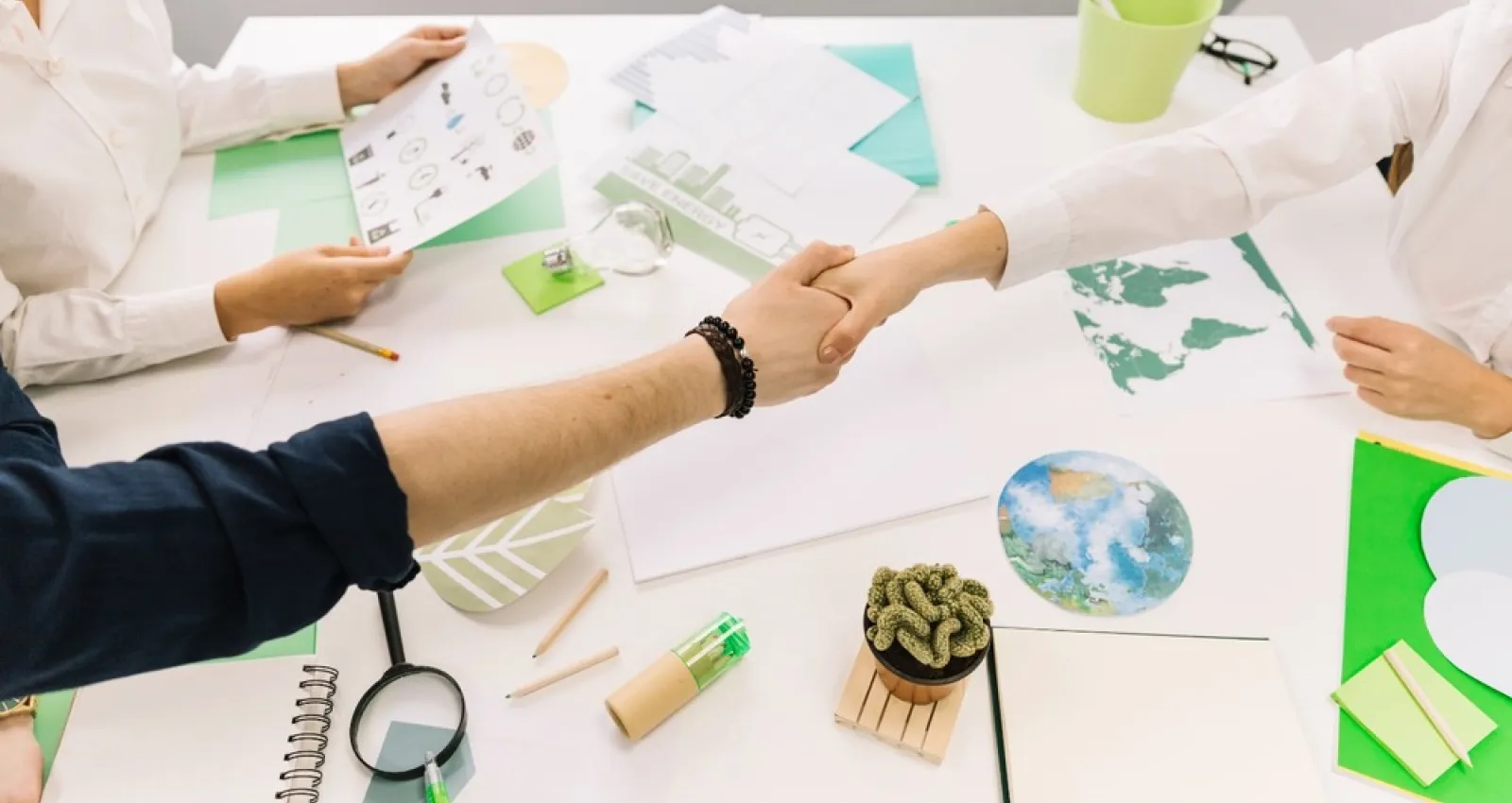 Foto de schneider electric  de una persona elaborando un plano