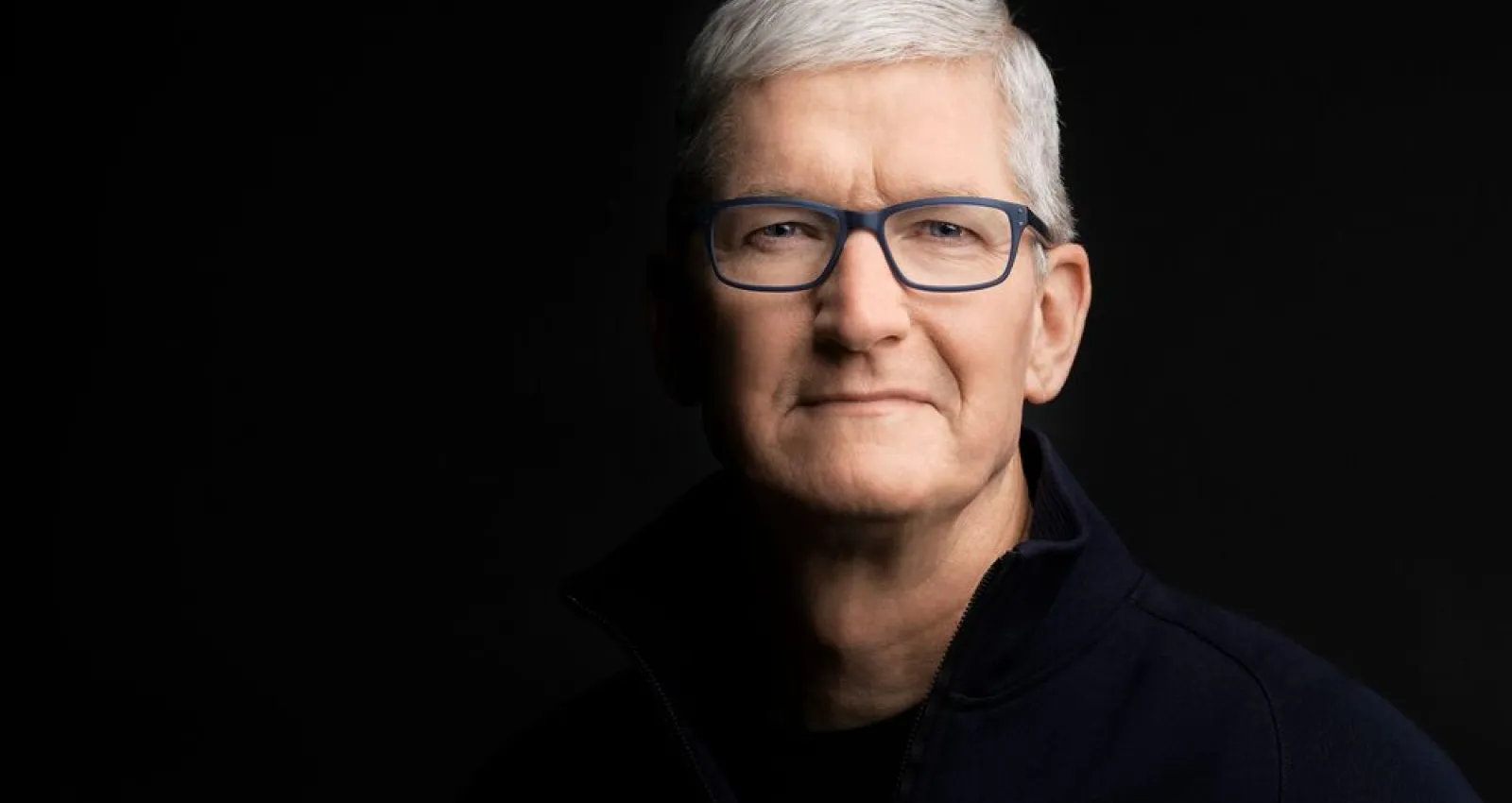 Foto de tim cook con un fondo negro