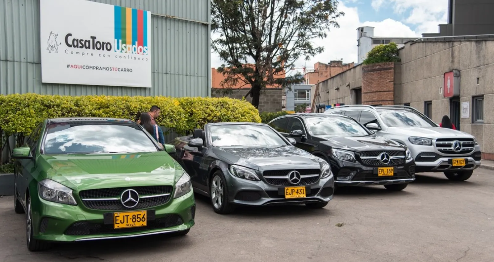 Foto de tres carros sobre una bahía de diferentes colores