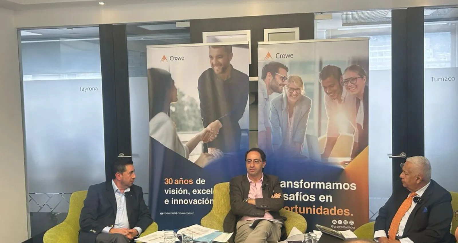 Foto de tres personas reunidas en una sala