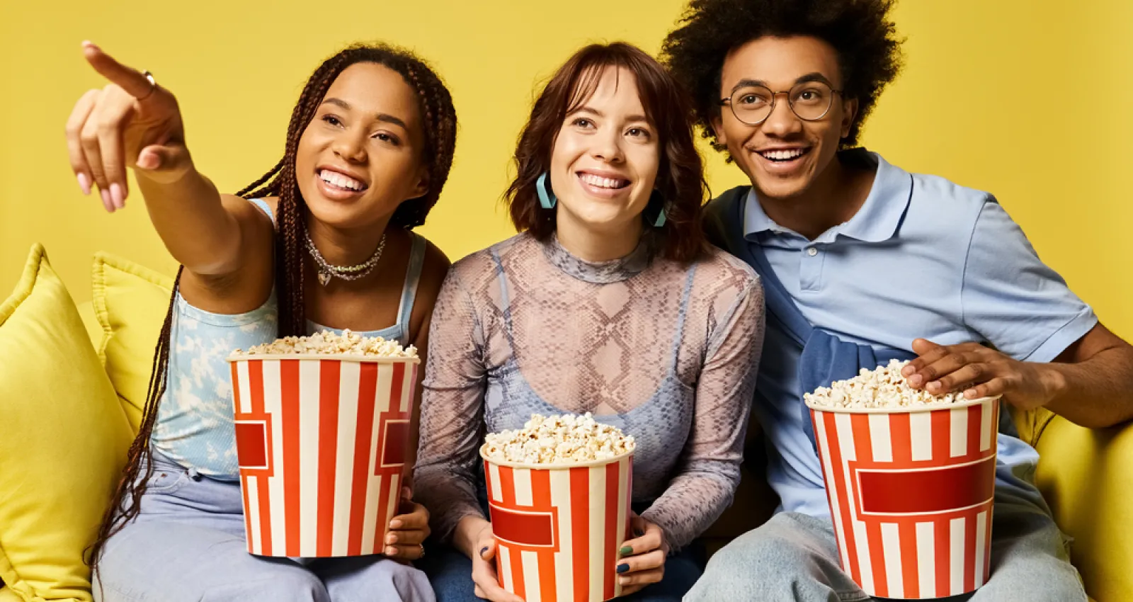 Foto de tres personas sentadas en un sofa