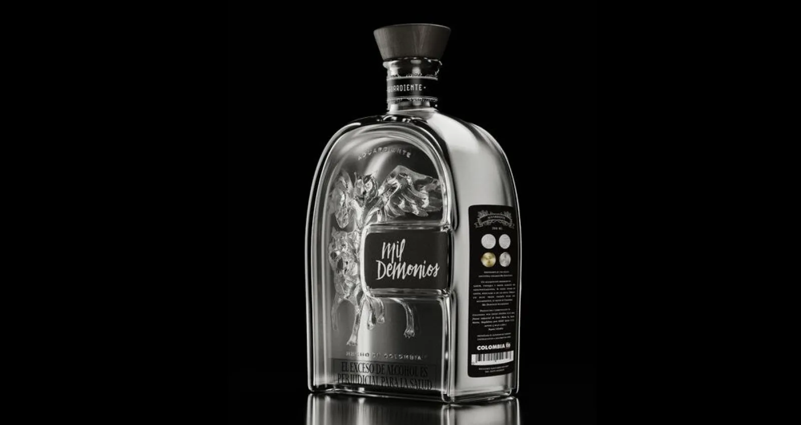 Foto de un aguardiente con color blanco, contrasta con fondo negro