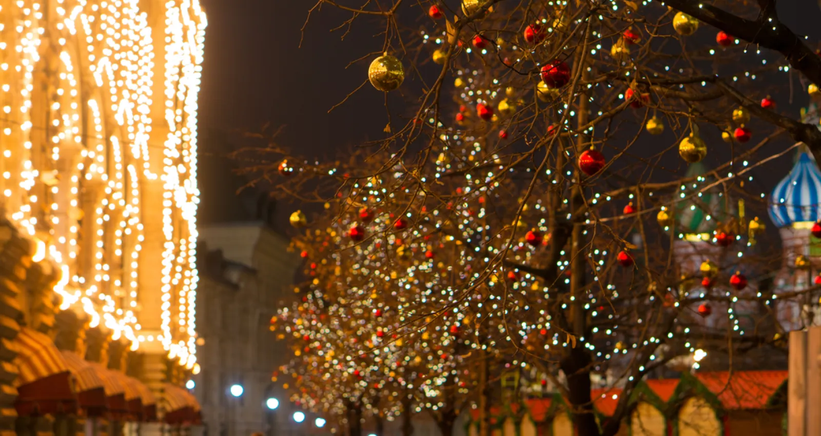 Foto de un arbol de navidad en una calle