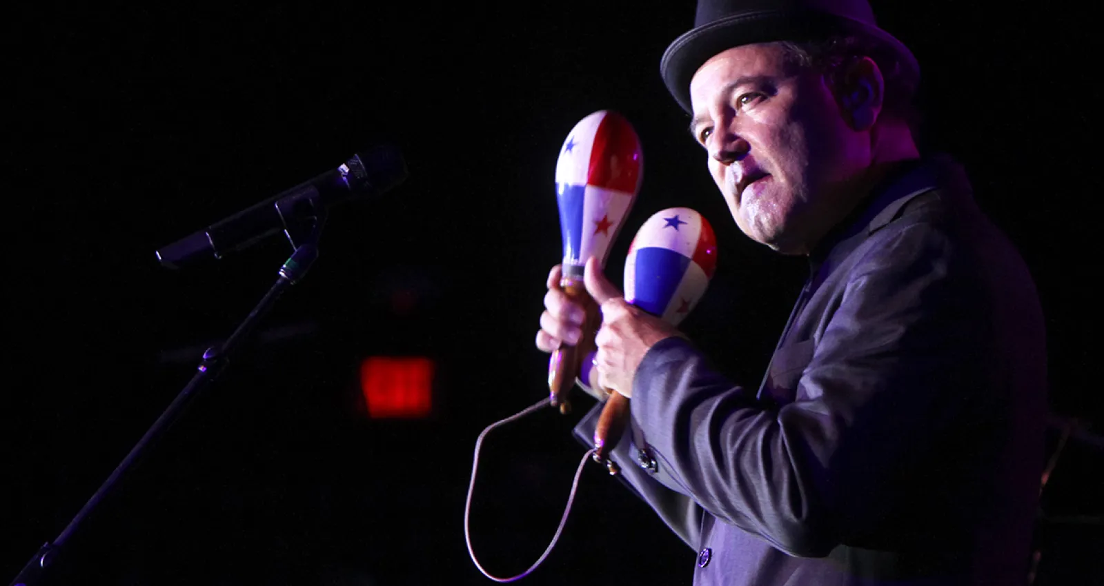 Foto de un artista con dos maracas en la mano