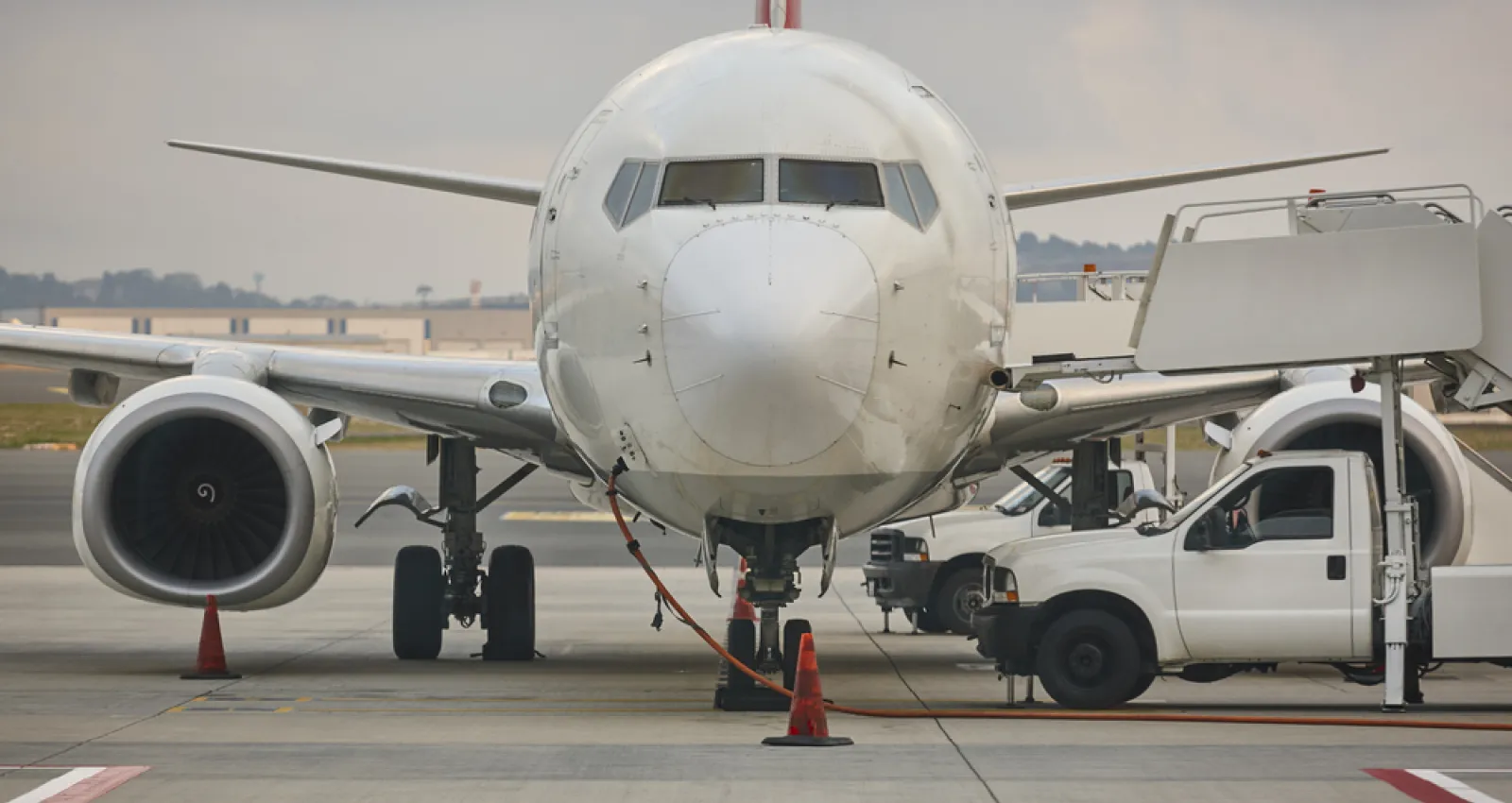 Foto de un avión de frente al que toma la fotografía