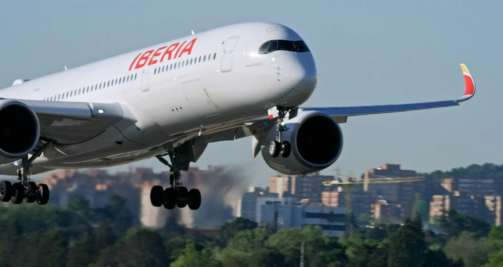 Foto de un avión despegando con una letra que dice iberia