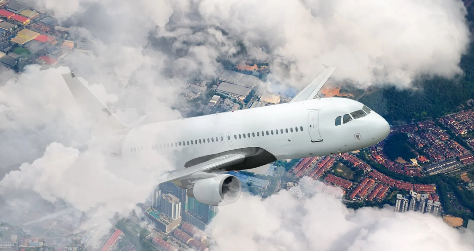 Foto de un avion volando por los aires