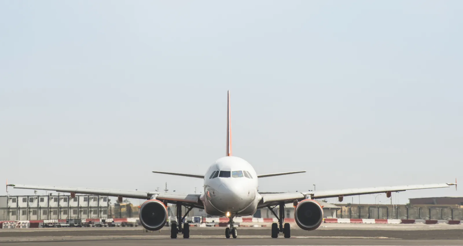 Foto de un avion sobre la pista