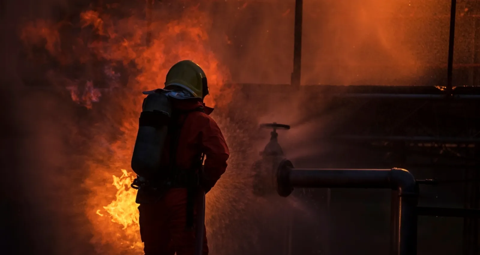 Foto de un bombero apagando un incendio