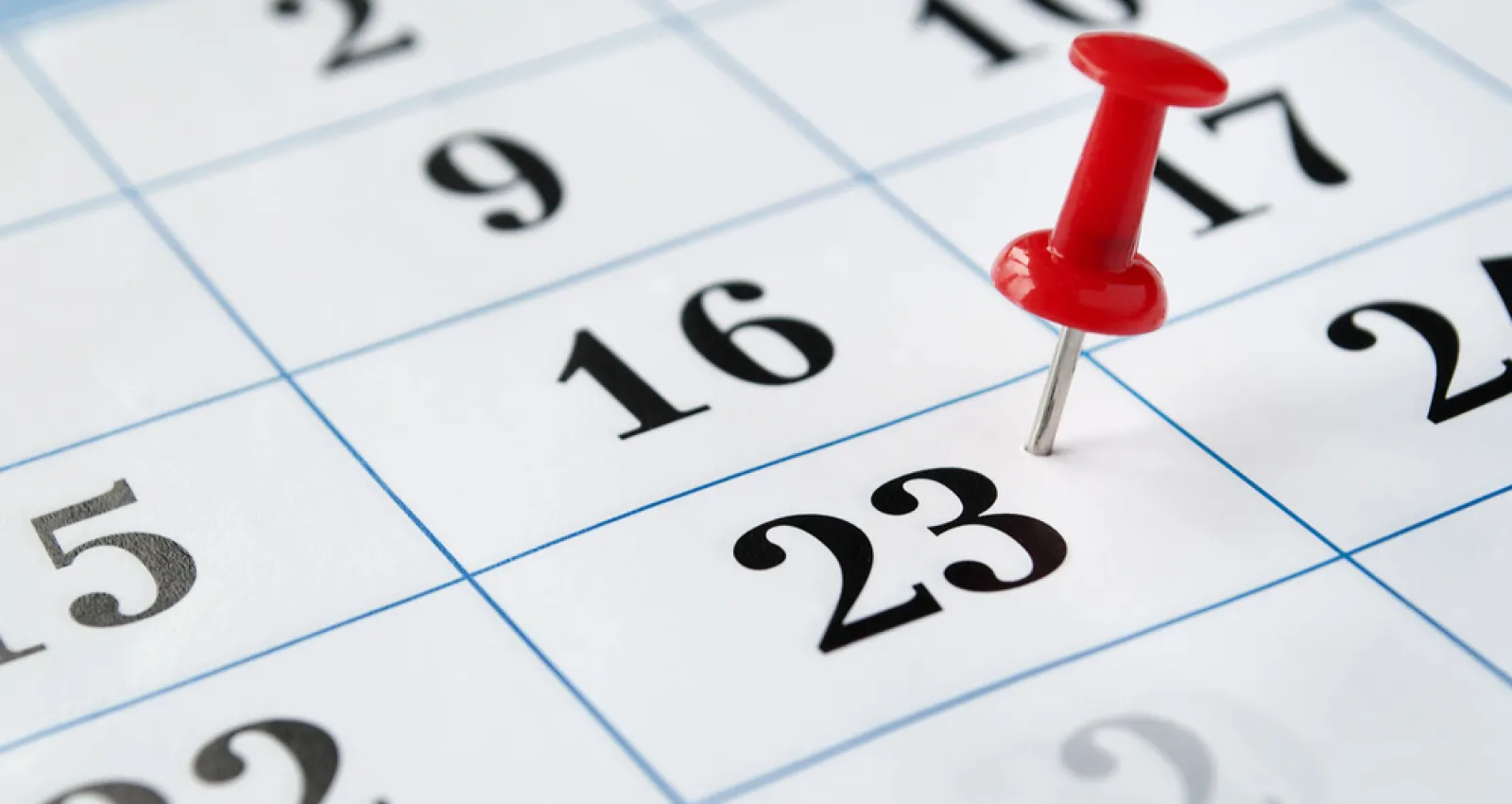 Foto de un calendario con un pin en el numero 23