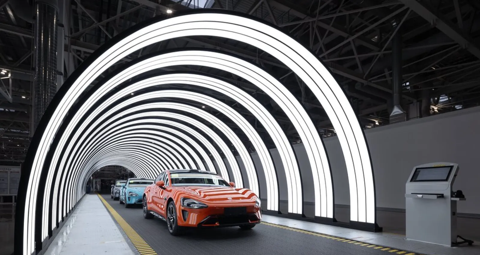 Foto de un carro de xiaomi de color naranja