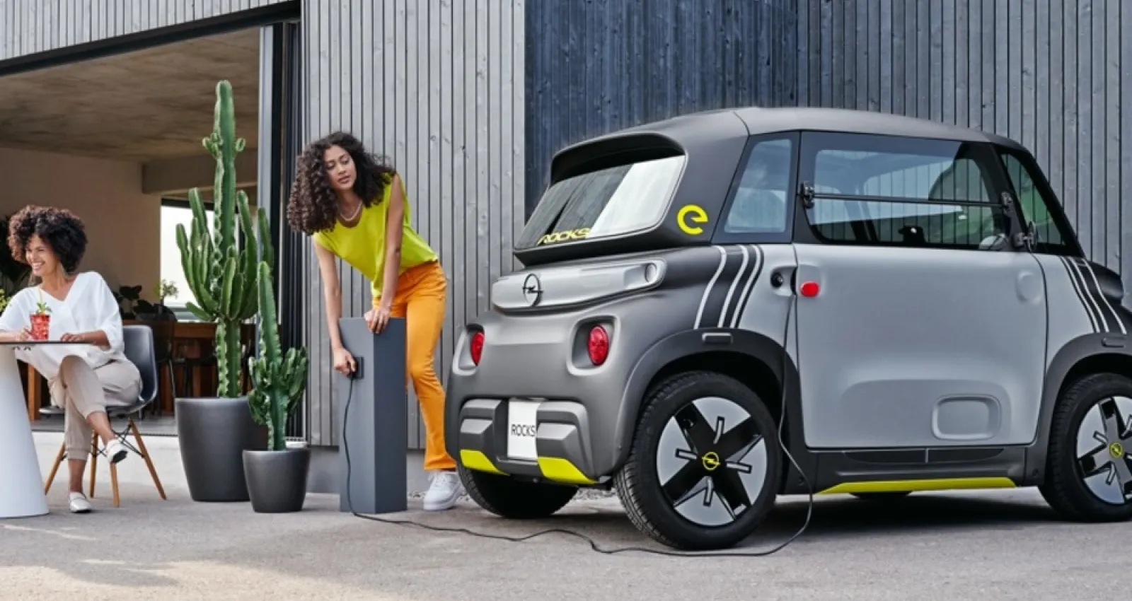 Foto de un carro eléctrico de marca opel