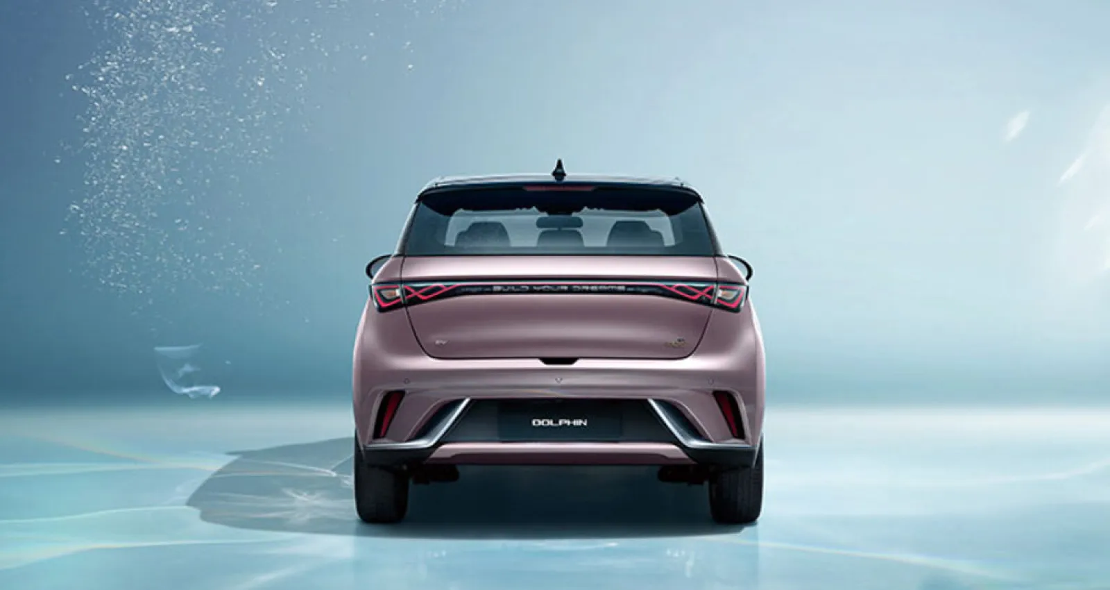Foto de un carro rosado con un fondo azul