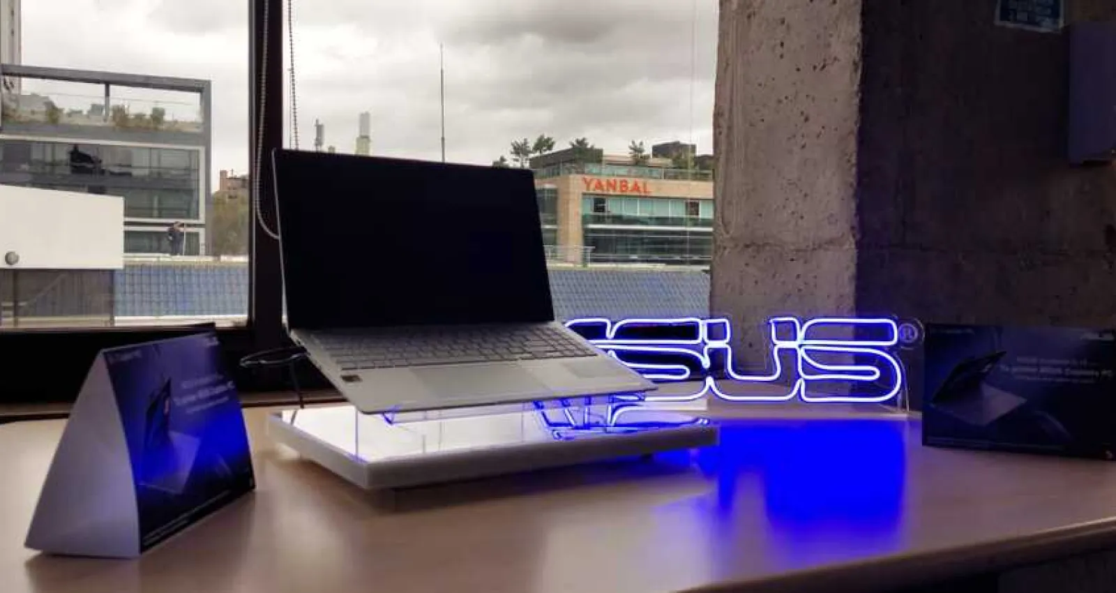 Foto de un computador ASUS  Copilot+PC