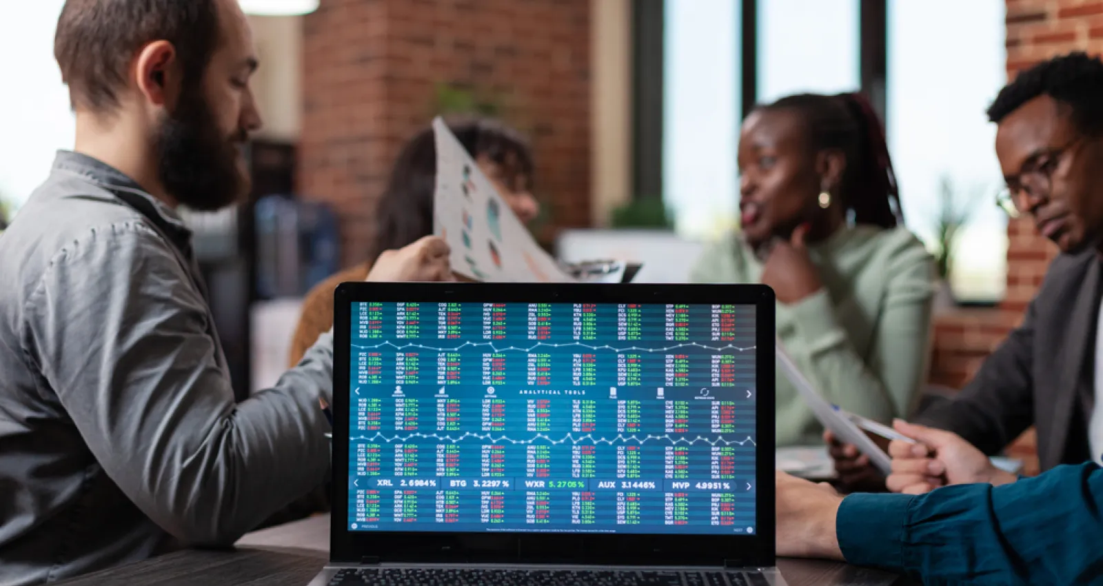 Foto de un computador con datos en la pantalla
