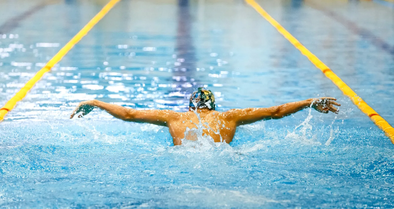Foto de un deportista nadando en un piscina grande