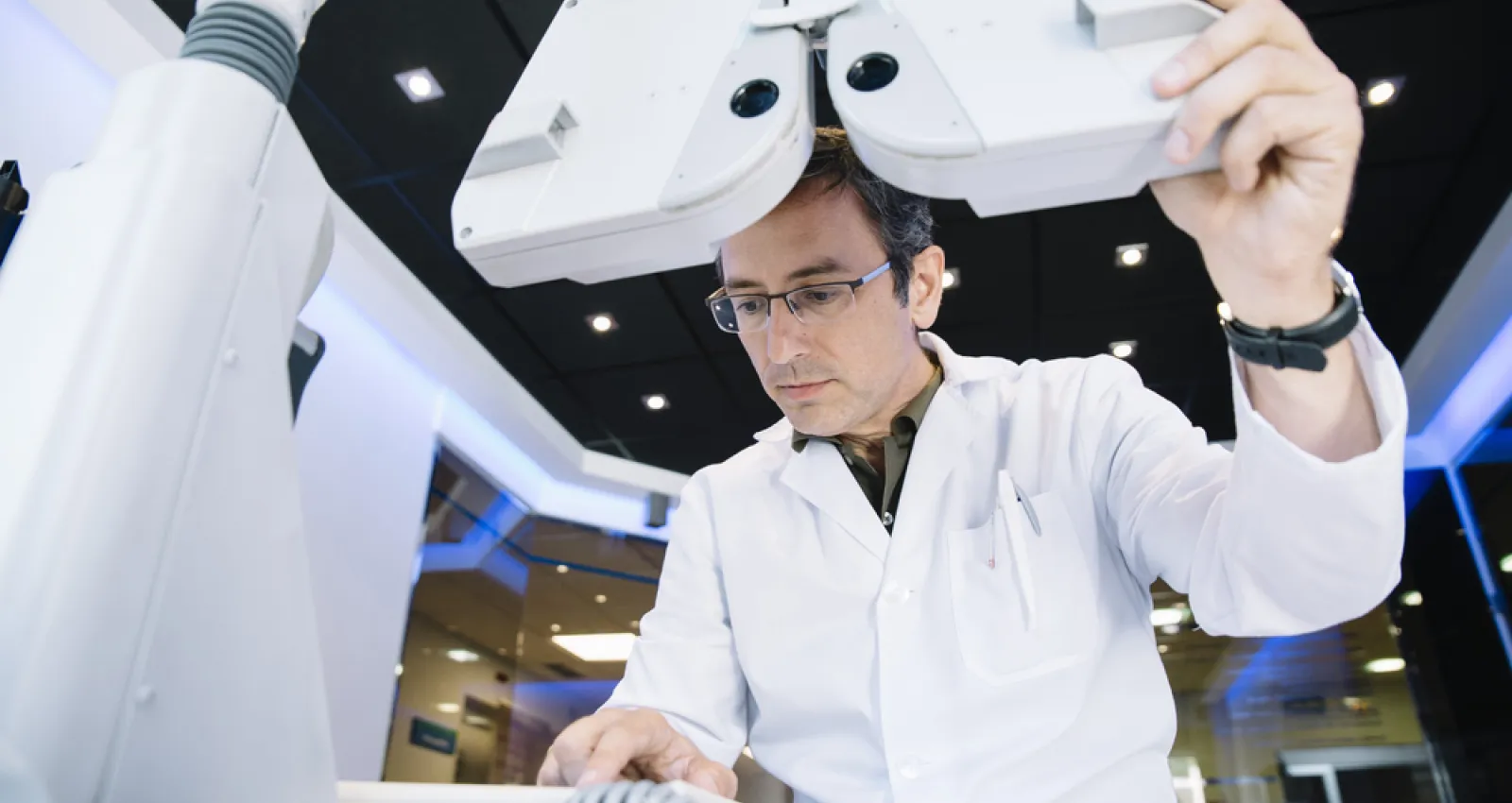 Foto de un doctor examinando unos papeles