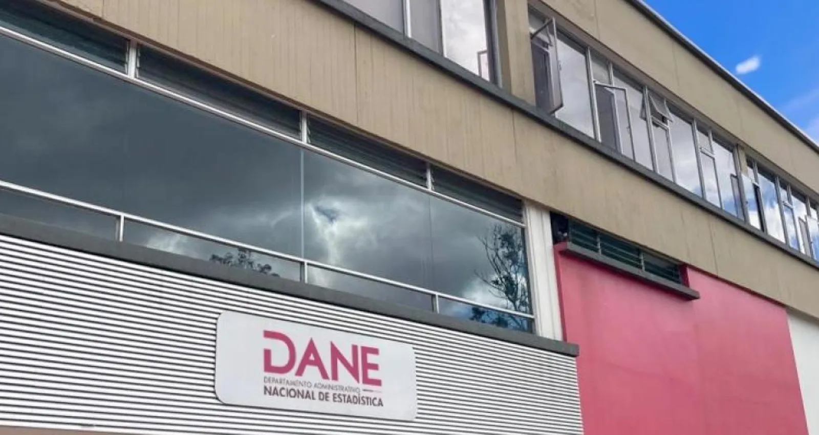 Foto de un edificio con un letrero que dice Dane