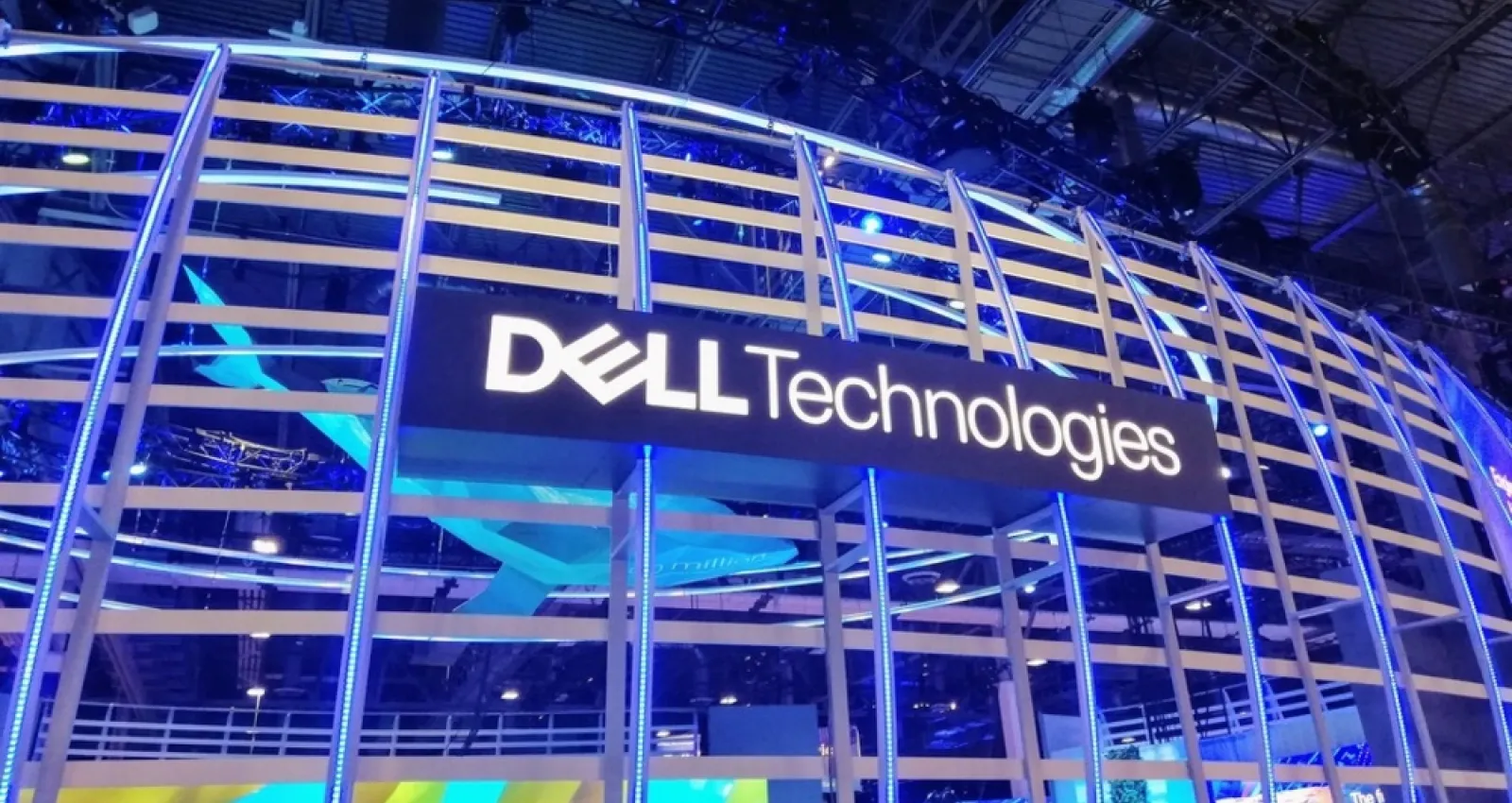 Foto de un estadio con el logo de dell afuera