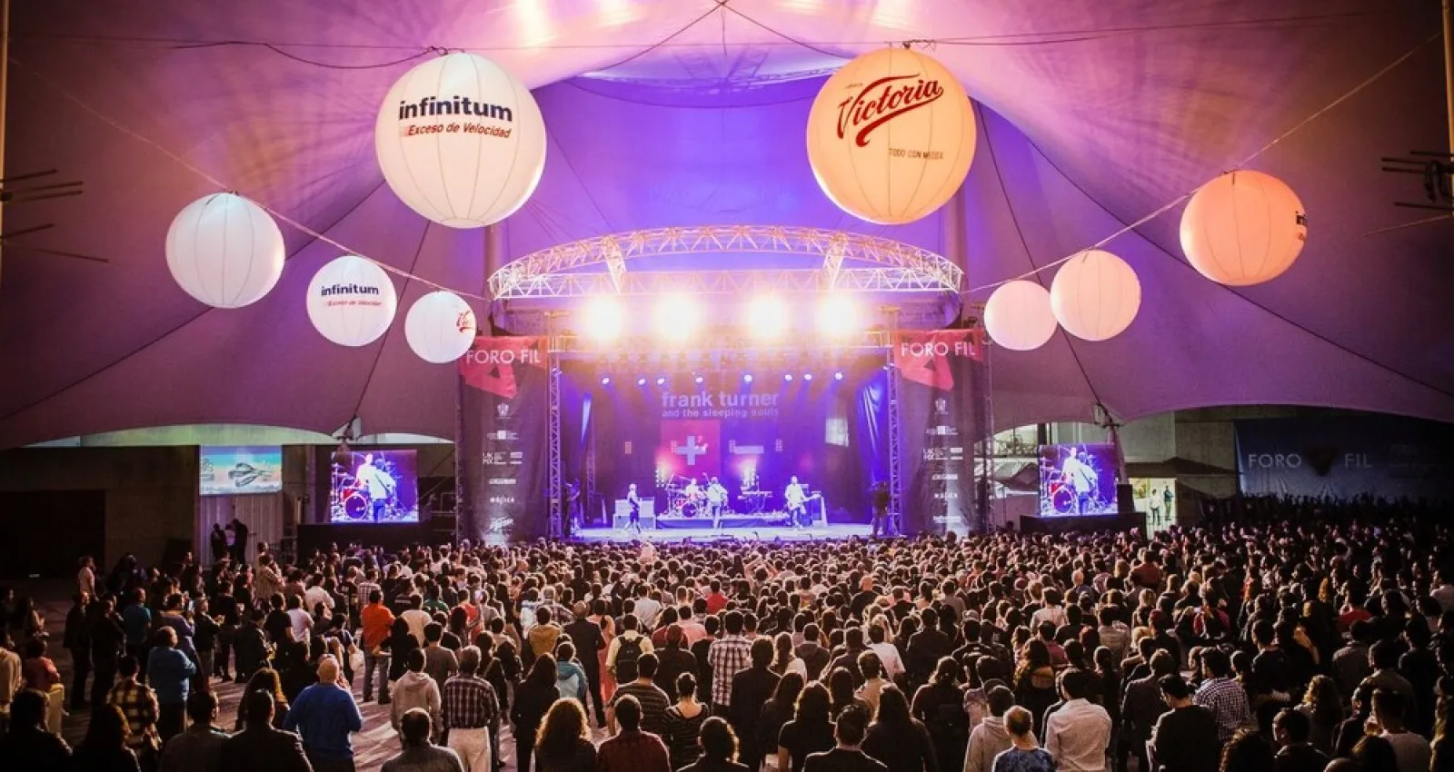 Foto de un evento con muchas personas 