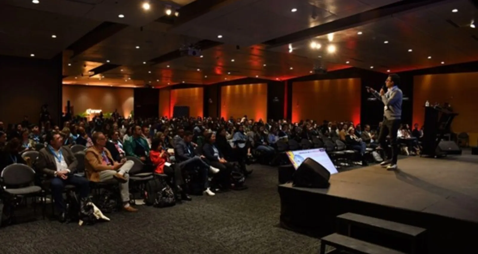 Foto de un evento con varias personas reunidas en un salon