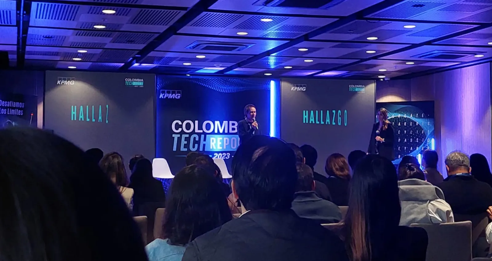 Foto de un evento empresarial con tonos morados
