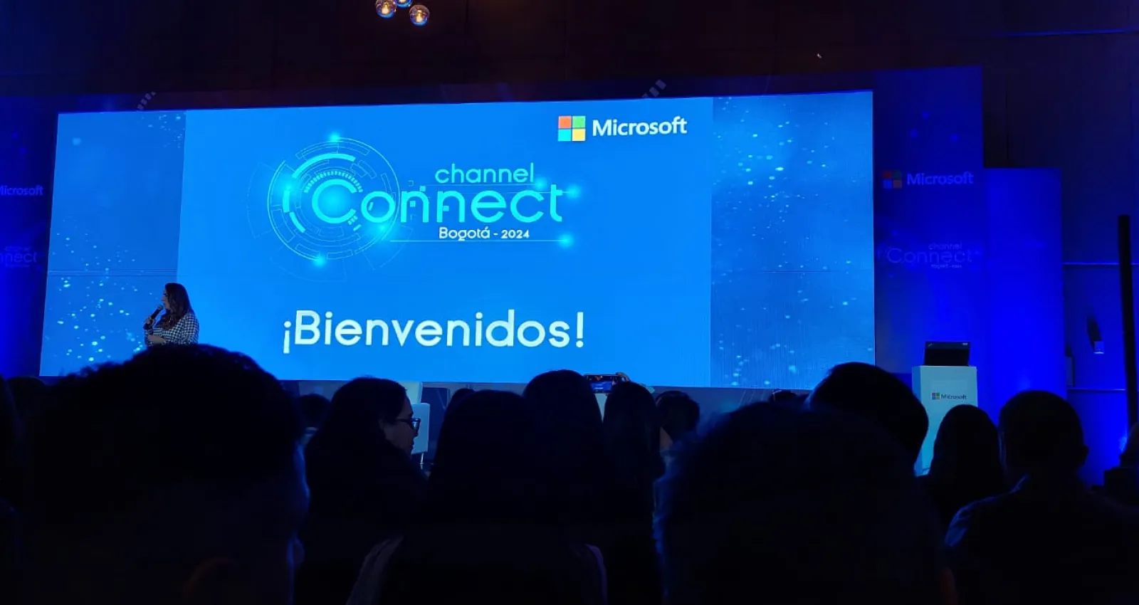 Foto de un evento en el que dice microsot channel connect