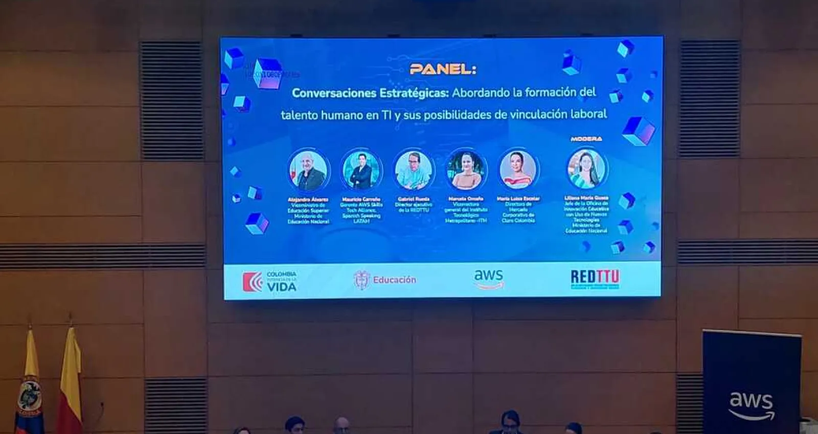 Foto de un foro con seis participantes