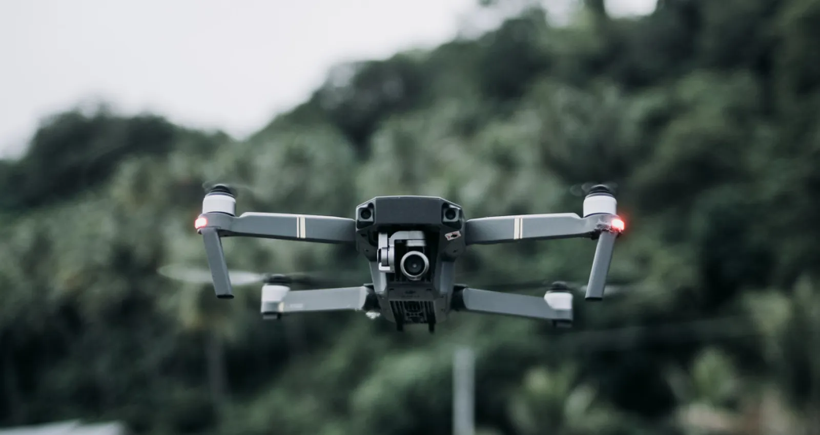 Foto de un dron mirando a la cámara