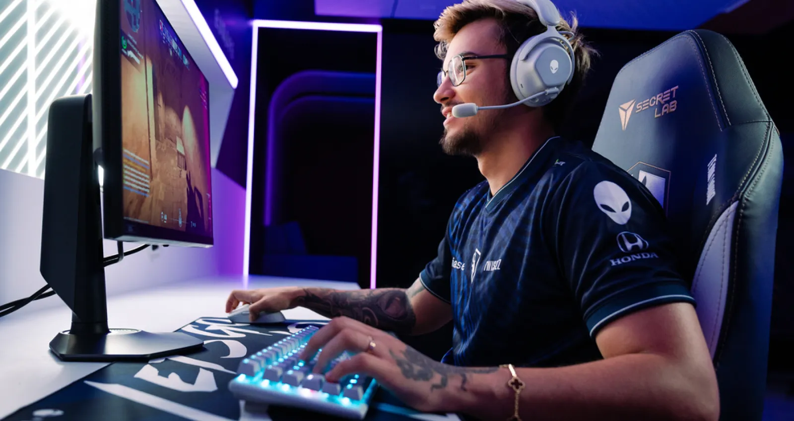 Foto de un gamer jugando sobre una computadora con luces de colores