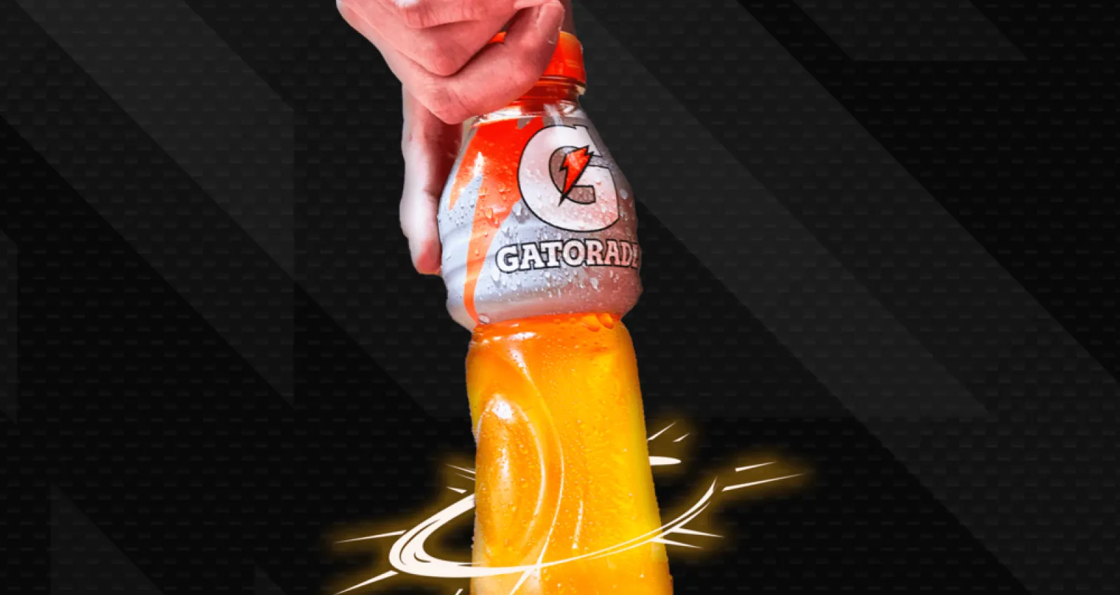 Foto de un gatorade amarillo sobre un fondo negro