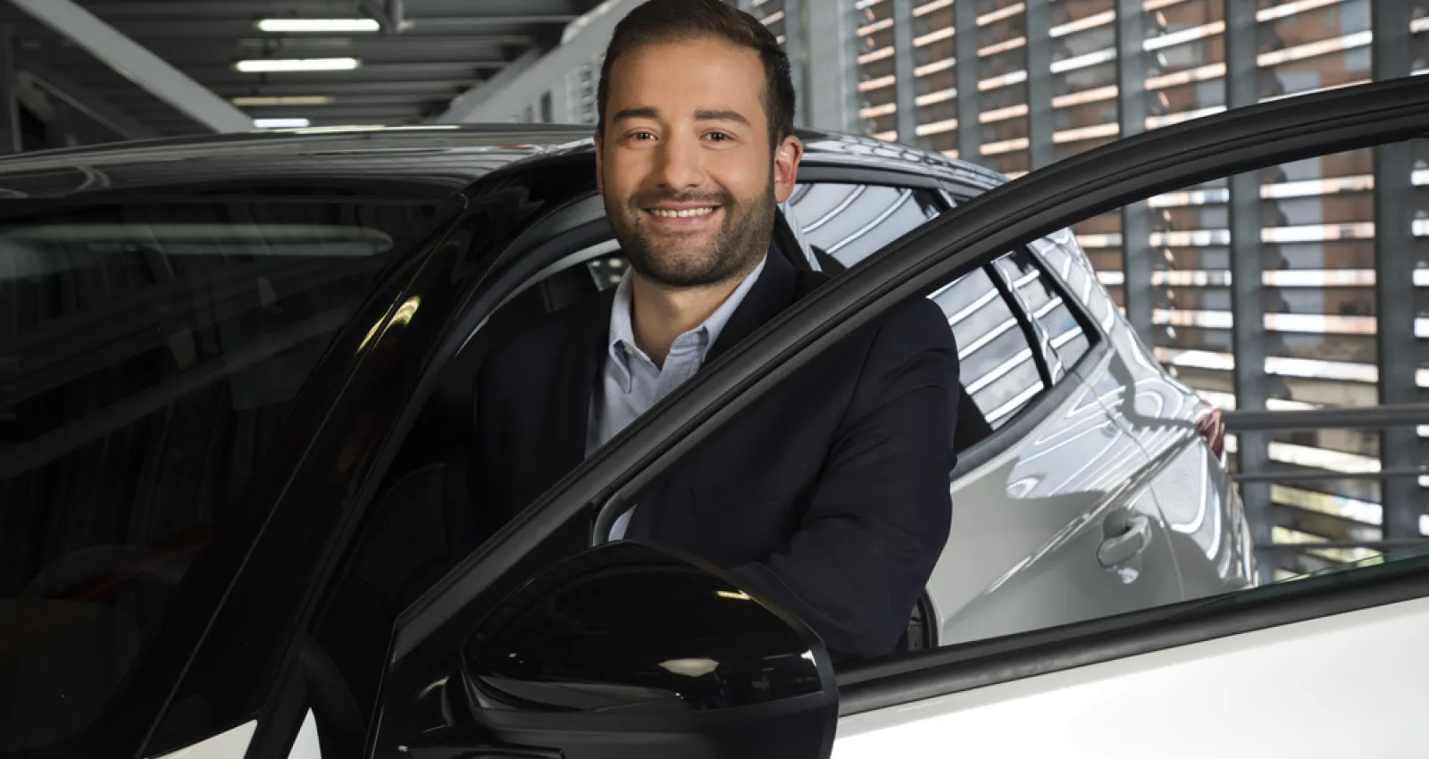 Foto de un hombre abriendo la puerta de una camioneta