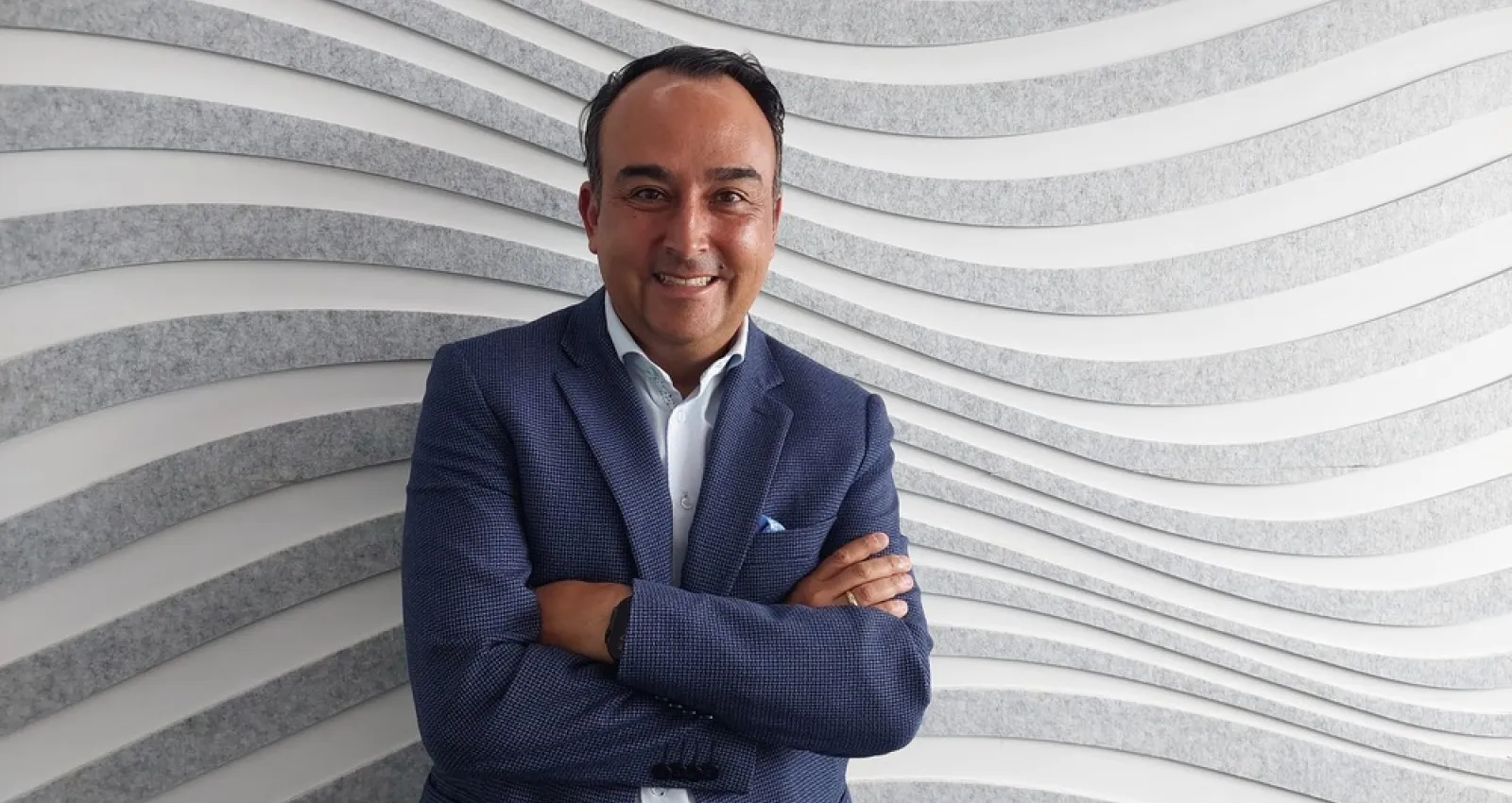 Foto de un hombre con brazos cruzados google