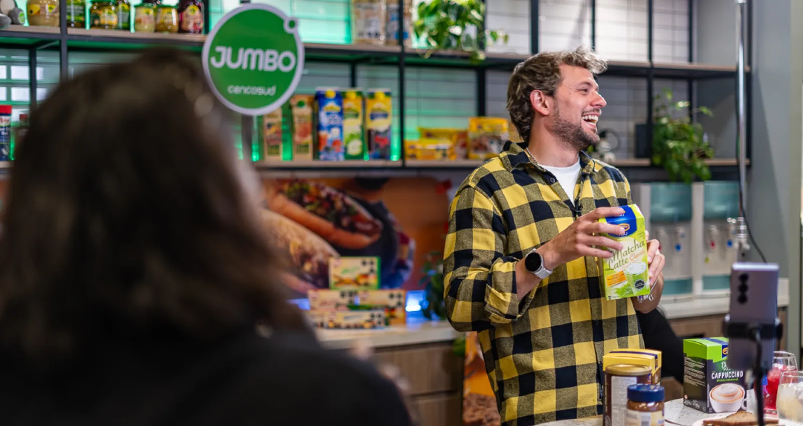 Foto de un hombre con la marca jumbo de fondo