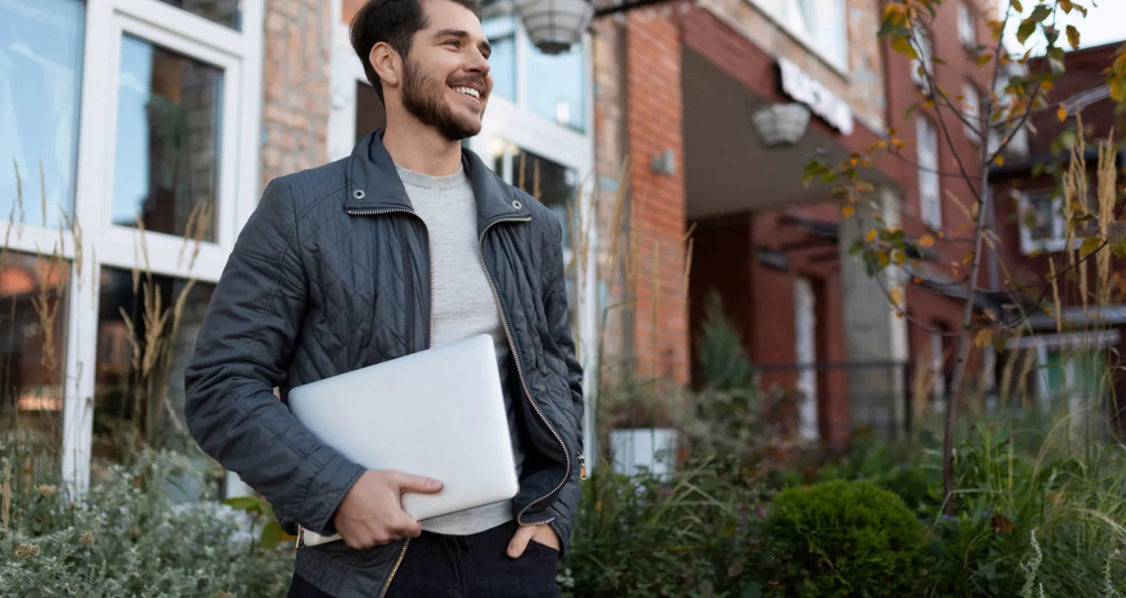 Foto de un hombre con un computador en su mano