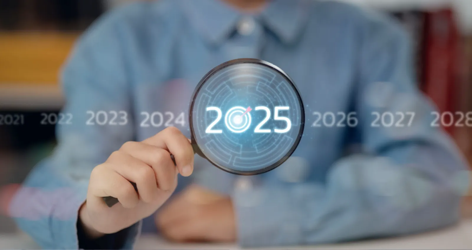 Foto de un hombre con una lupa mierando el año 2025