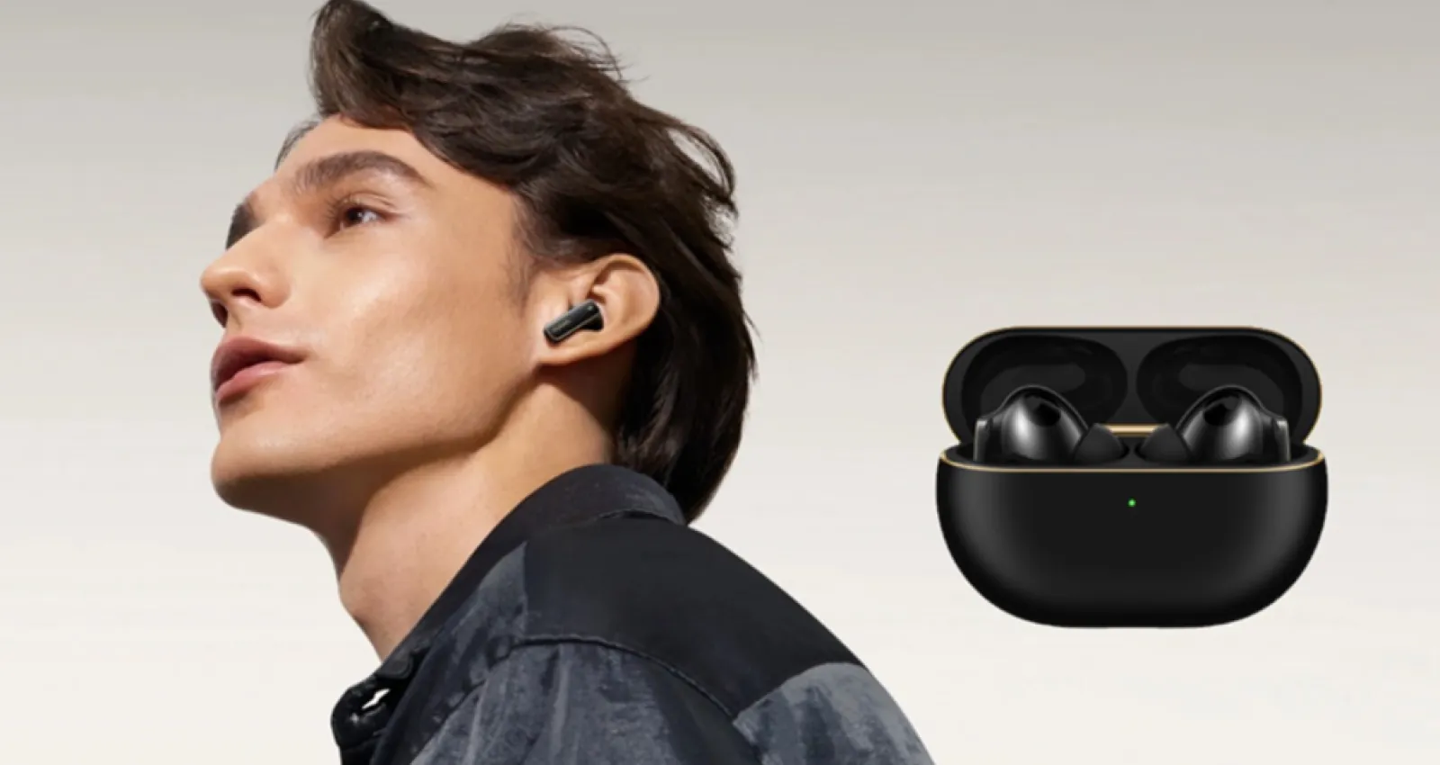 Foto de un hombre de perfil usando audifonos huawei