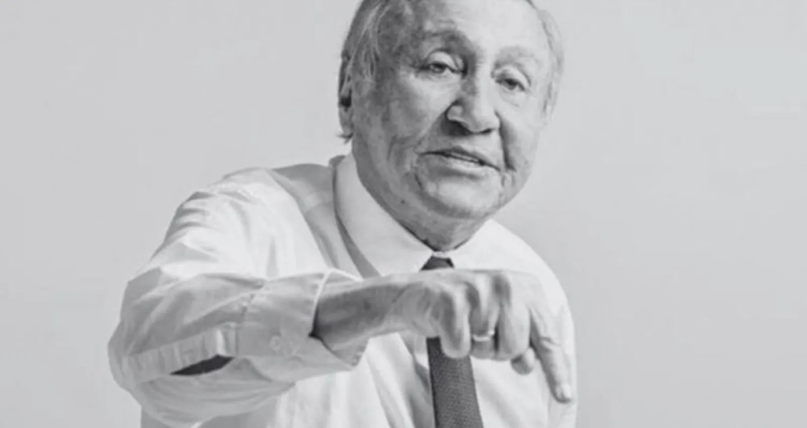 Foto de un hombre en blanco y negro
