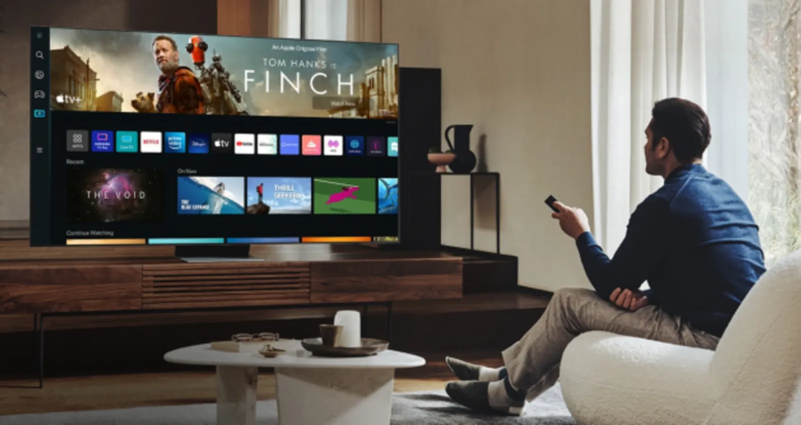 Foto de un hombre en una sala mirando televisión