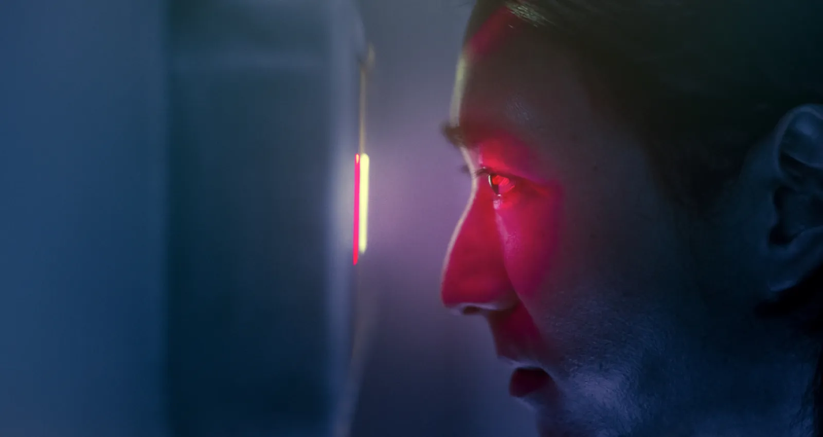 Foto de un hombre escaeando su ojo