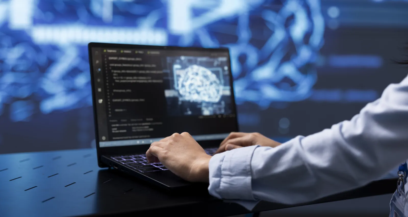 Foto de un hombre escribiendo sobre un computador, cintel