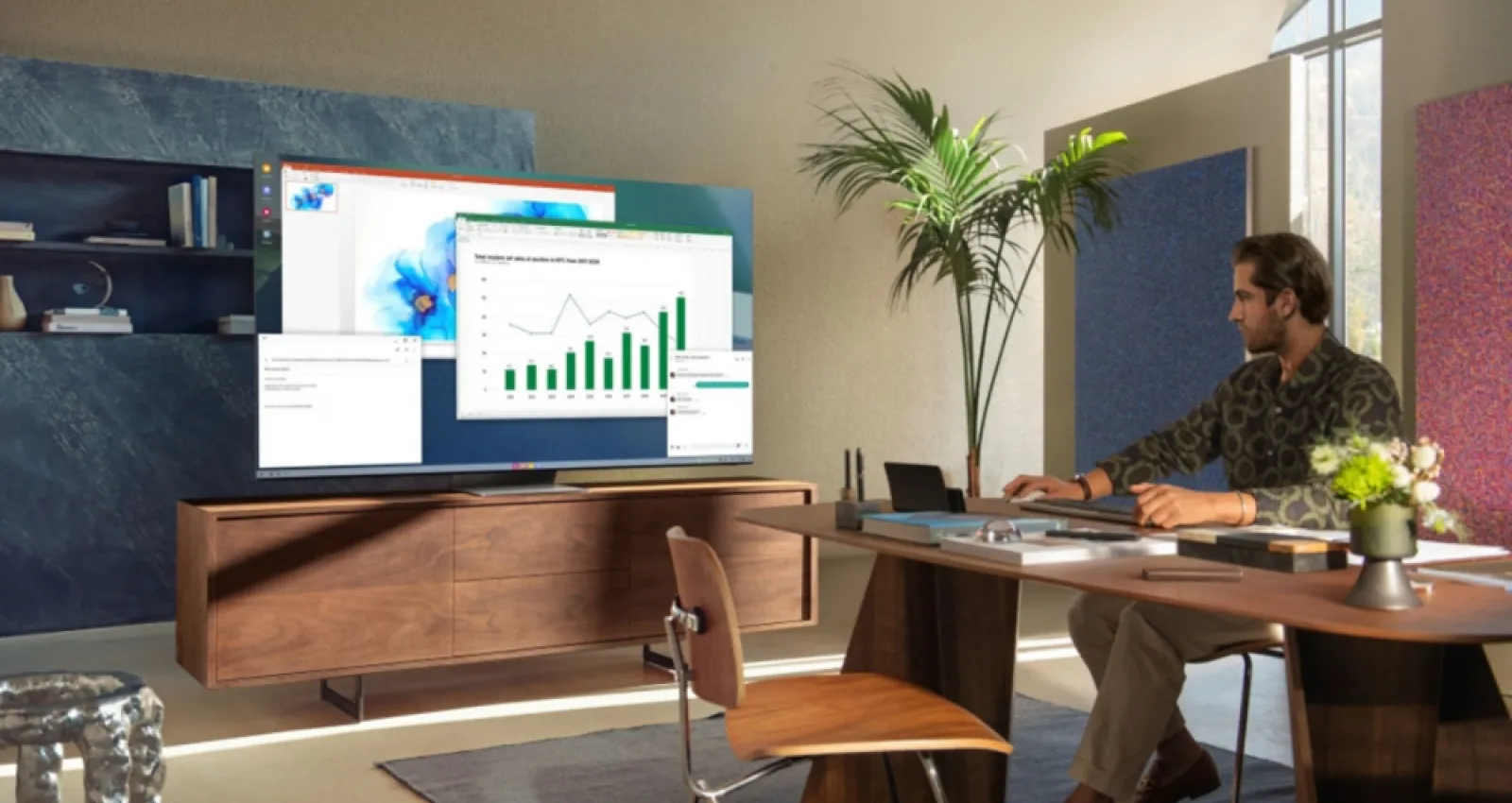 Foto de un hombre sentado en una sala mirando un TV