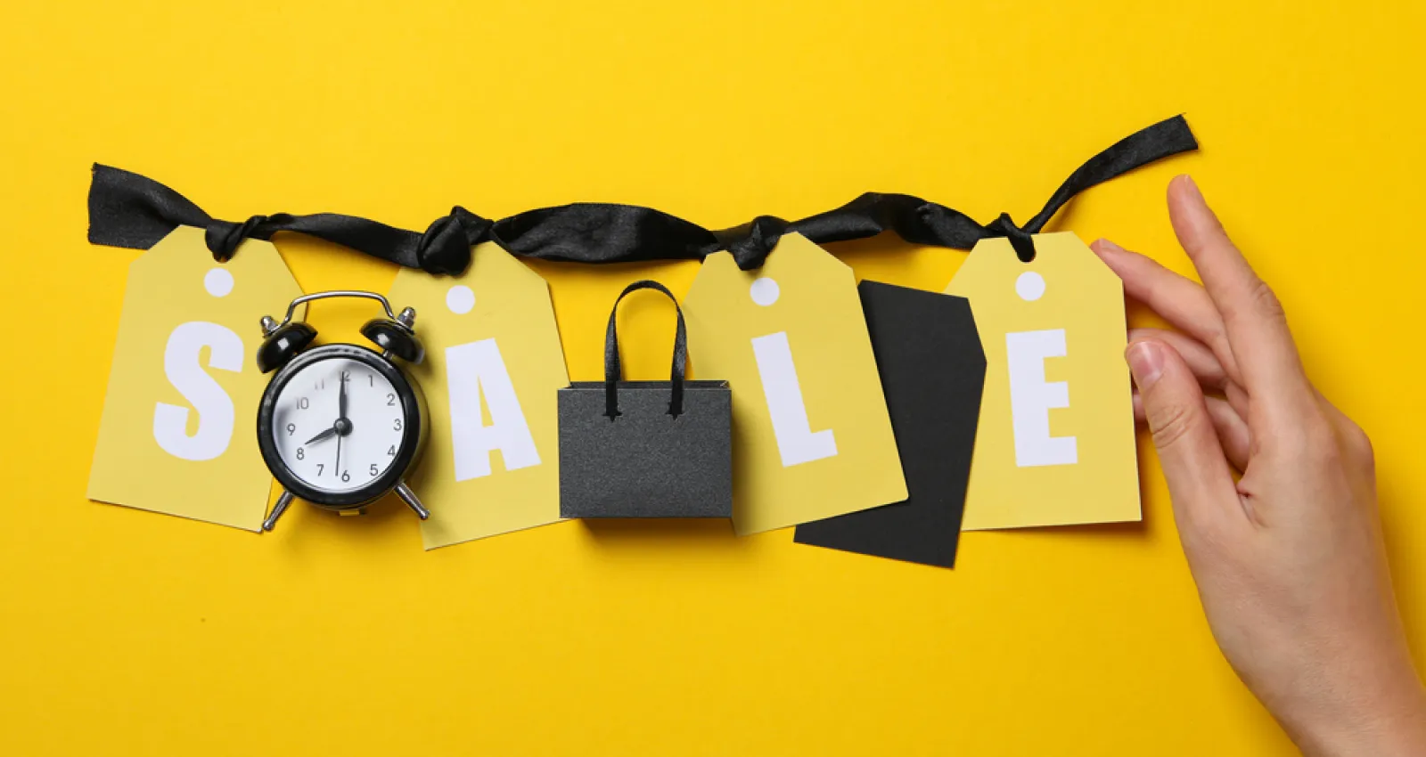 Foto de un letraro que dice sale con un reloj y un fondo amarillo