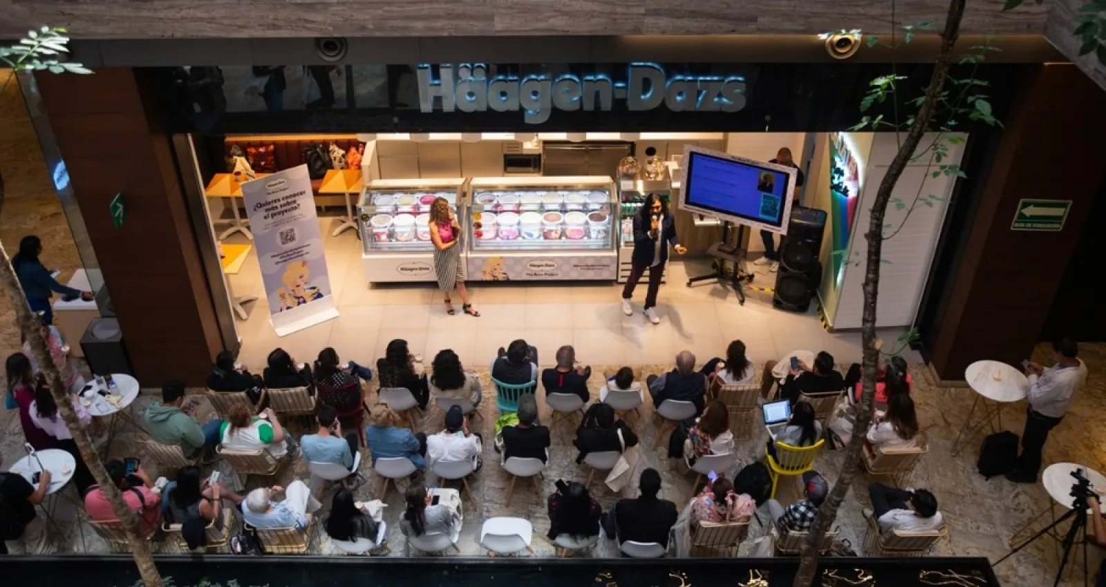 Foto de un local abierto con varias personas haciendo fila