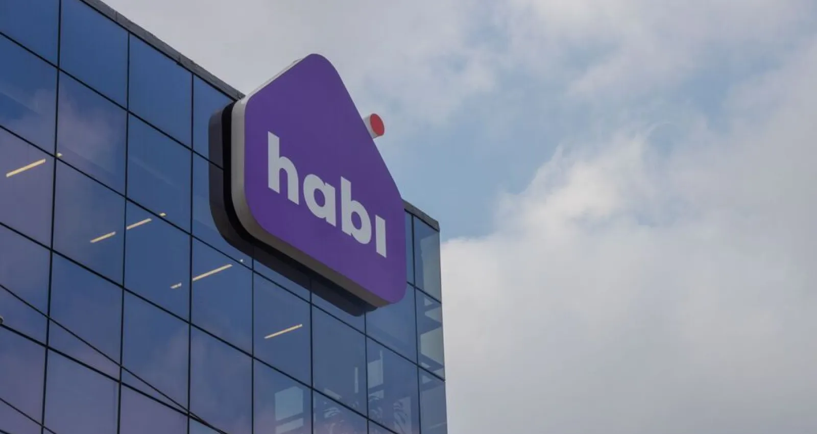 Foto de un logo de Habi en un edificio